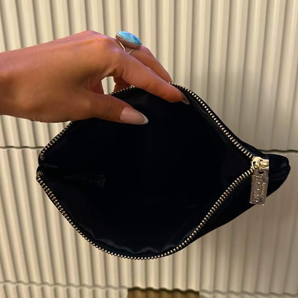 ⚡️Gucci•One of a Kind Cosmetic Bag👛✨ - Picture 3 of 3